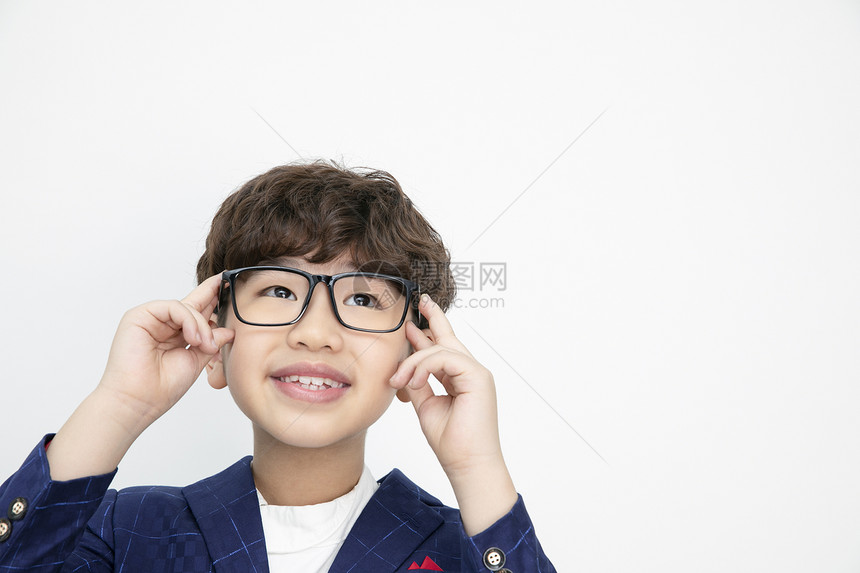 戴着眼镜可爱的小男孩图片