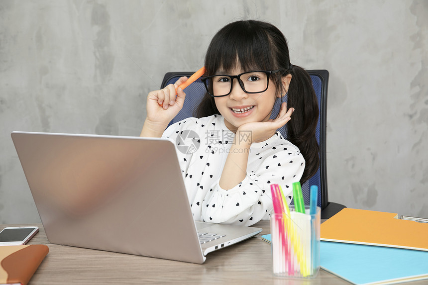 房间一人优良女孩学习家庭学习在线课程小学生图片