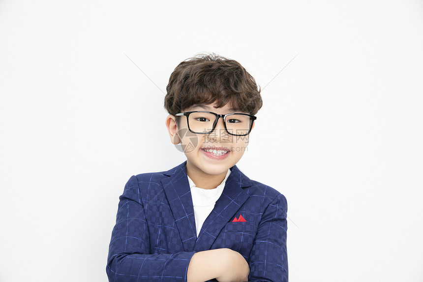 戴着眼镜可爱的儿童肖像图片