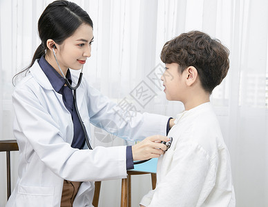 儿童医生使用听诊器给小男孩做检查图片