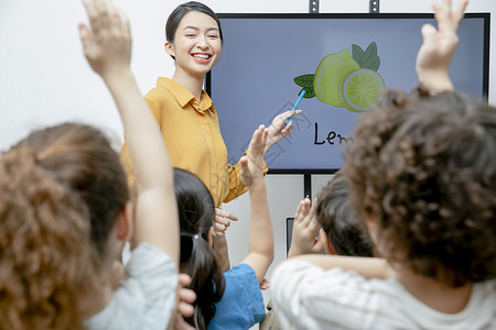 幼儿园正在讲课的老师图片