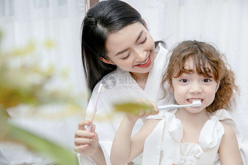 妈妈和女儿一起刷牙图片