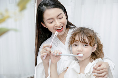 妈妈和女儿一起刷牙图片