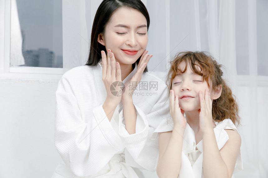 妈妈和女儿一起护肤图片