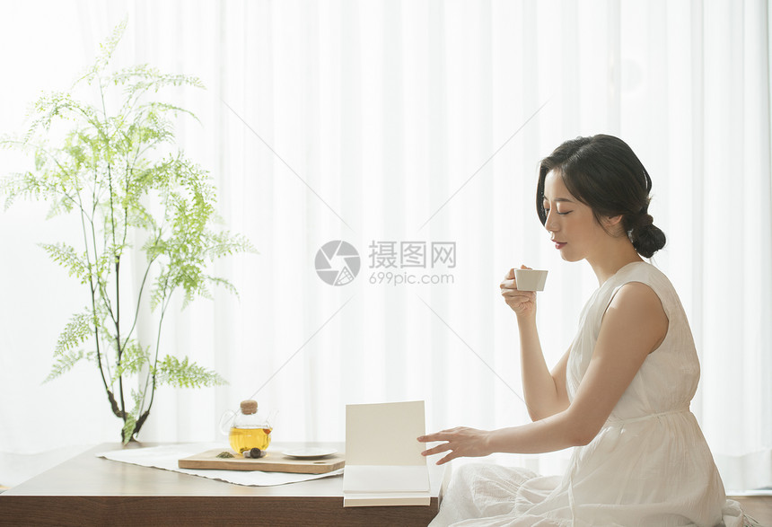 喝茶放松的青年女子图片