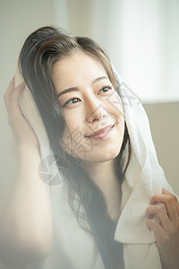 毛巾擦头发的青年女子图片