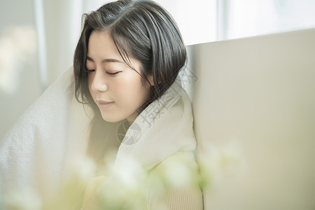 居家舒适生活的快乐女孩高清图片