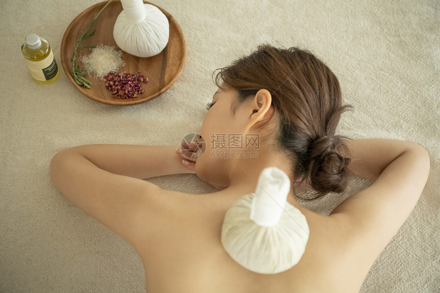 美女按摩做背部艾灸图片