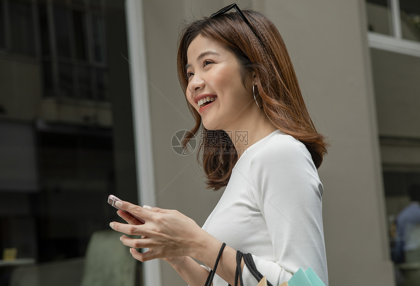 户外逛街购物的年轻女子图片