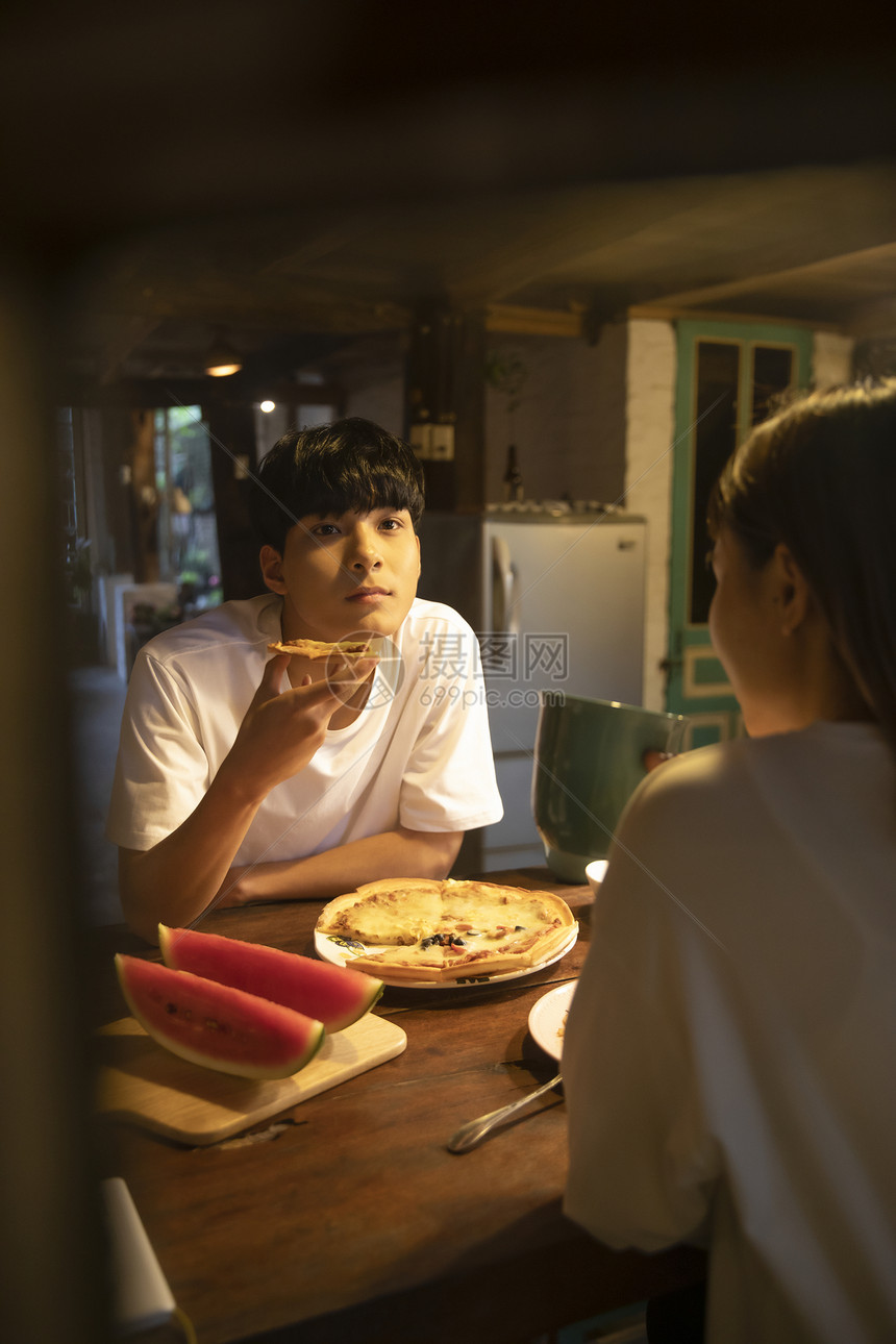 年轻情侣吃披萨用餐图片