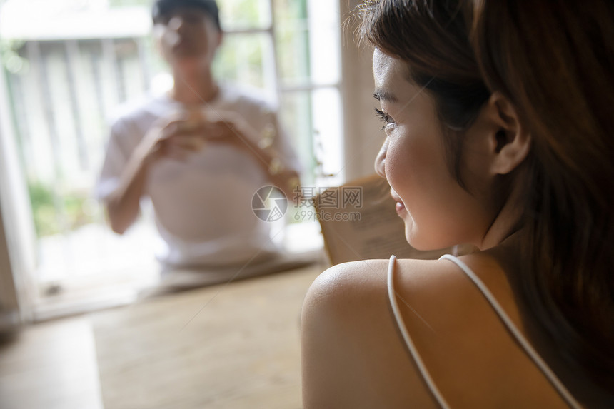 拿着书的青年女子图片