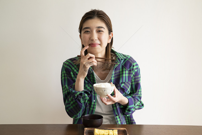 用餐吃饭的青年女子图片