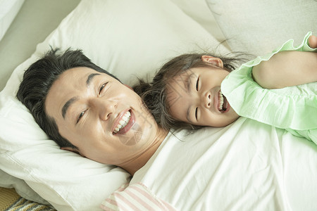 父亲陪伴可爱的女儿午睡韩国人高清图片素材