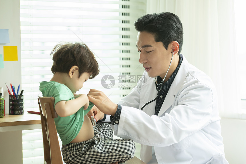 为孩子体检看病的儿童医生图片
