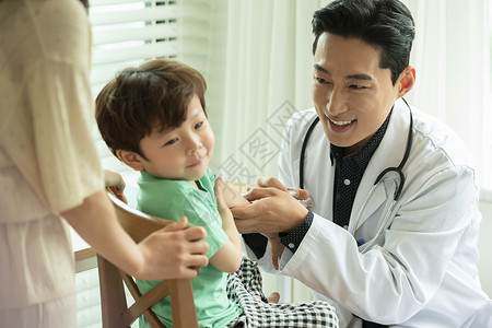 为孩子接种疫苗的儿童医生图片