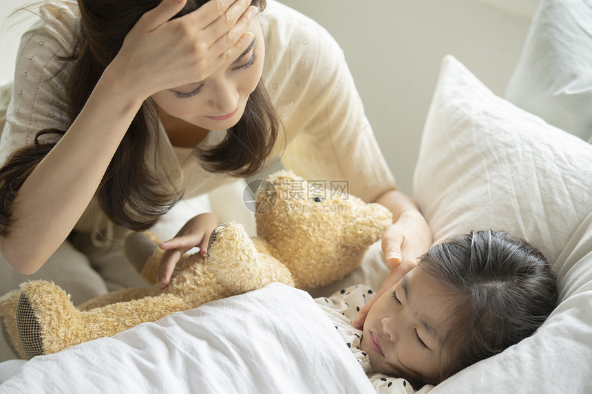 妈妈照顾生病发烧女儿图片