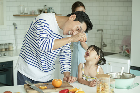 一家人在厨房开心的做饭图片