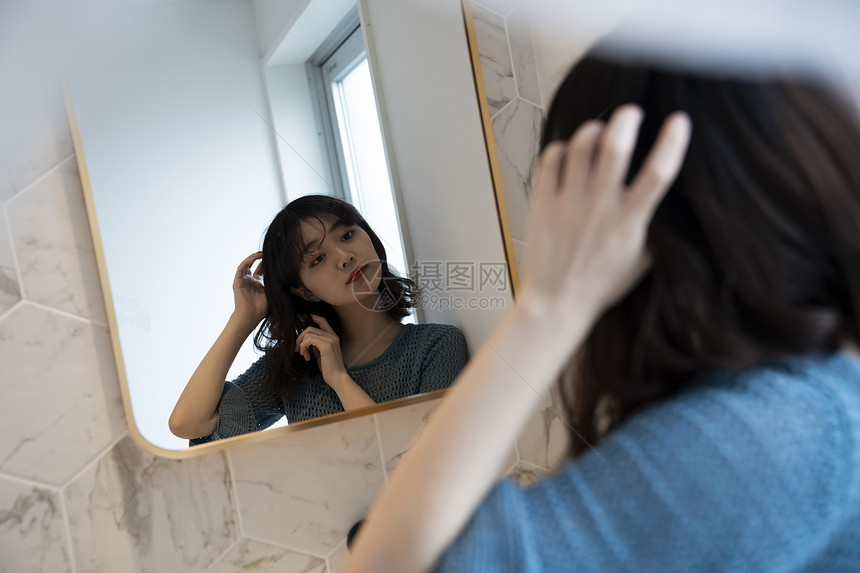 安逸生活的居家女孩图片