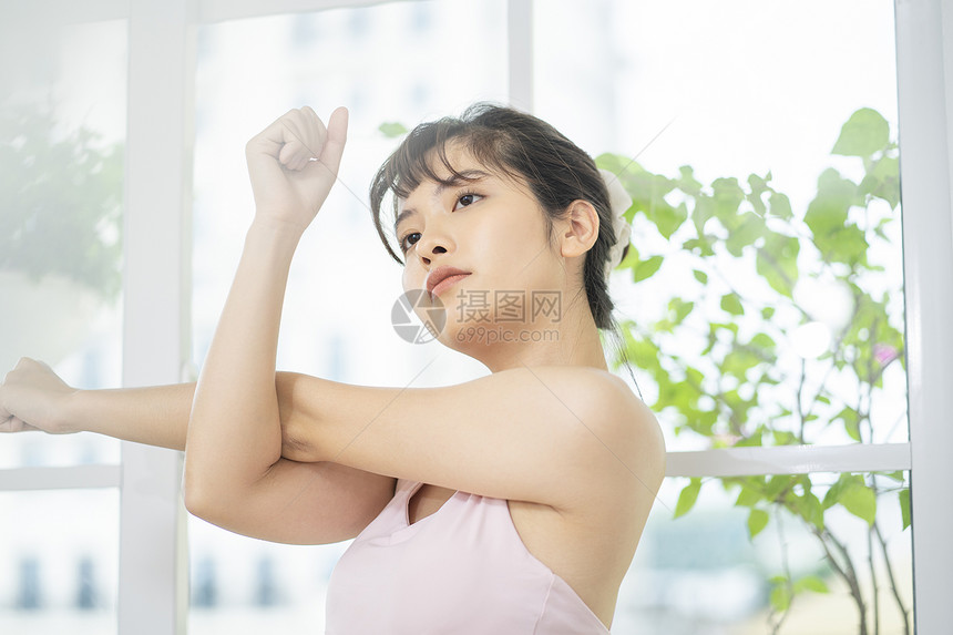 室内拉伸运动的年轻女子图片