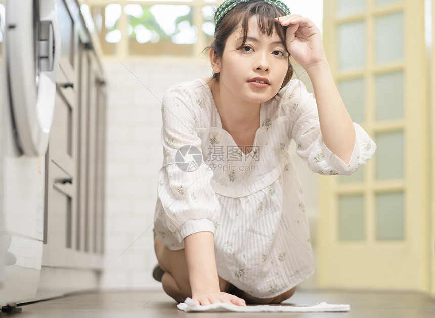 居家做家务擦地板的年轻女子图片