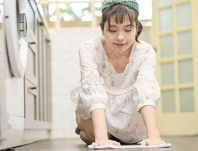 居家做家务擦地板的年轻女子图片