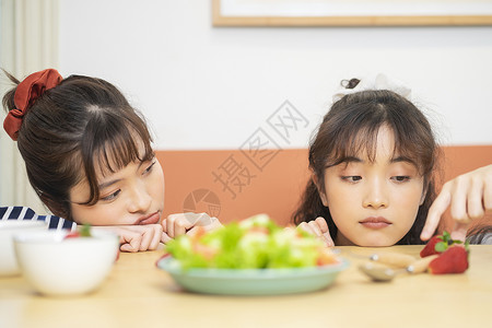 居家姐妹一起吃水果可爱高清图片素材