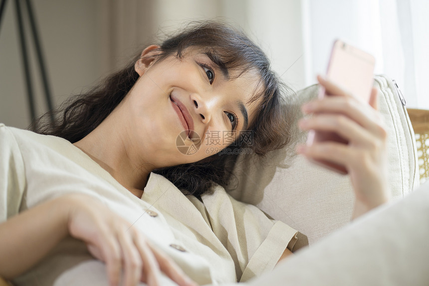 拿着手机视频通话的年轻女子图片