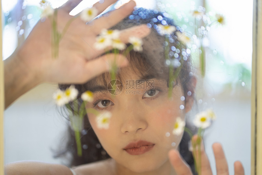 鲜花和美女的情绪写真图片