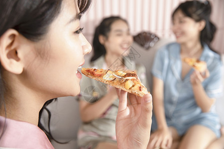 一起吃披萨开心的好闺蜜图片