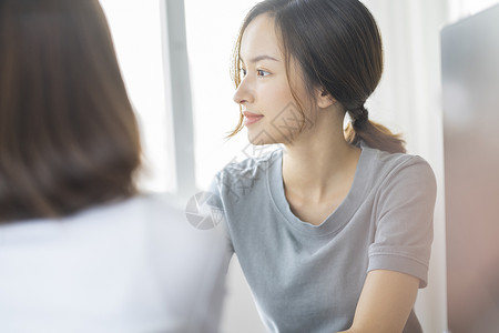 医院看病的年轻女子图片