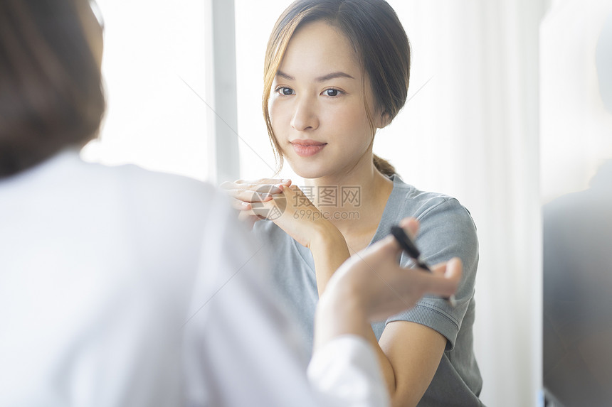 医院看病的年轻女子图片