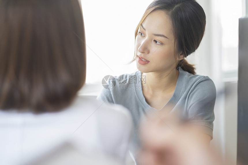 医院看病的年轻女子图片