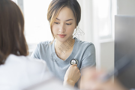 医院看病的年轻女子病人高清图片素材