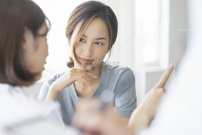 医院看病的青年女子图片