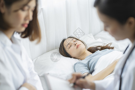 生病躺在床上的年轻女子年轻女性高清图片素材