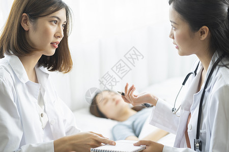 讨论患者病情的女医生身体不适高清图片素材