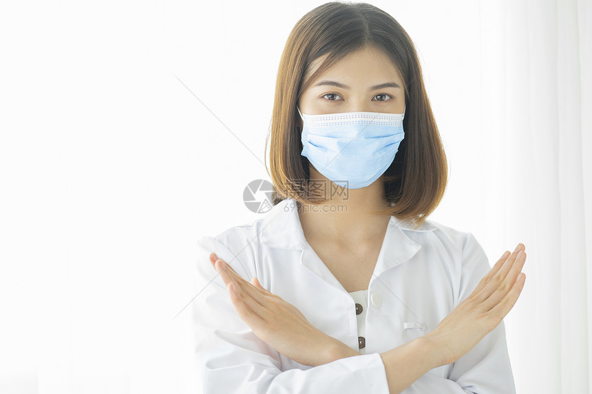 戴着口罩禁止手势的女医生图片