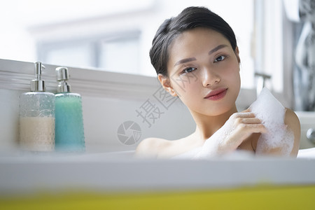 滋润窗边旅游妇女的生活方式放松洗澡时间美容术高清图片素材