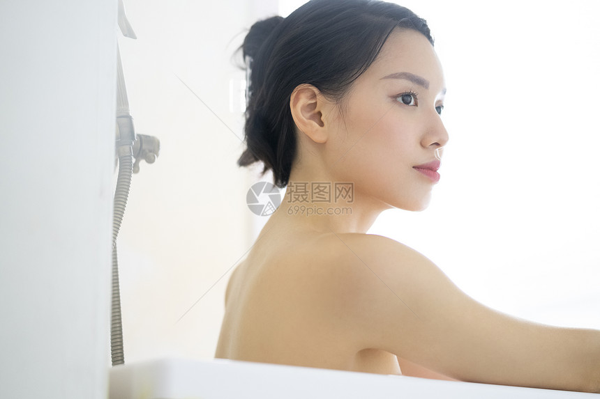 姐妹出游亚洲人肖像妇女的生活方式放松洗澡时间图片