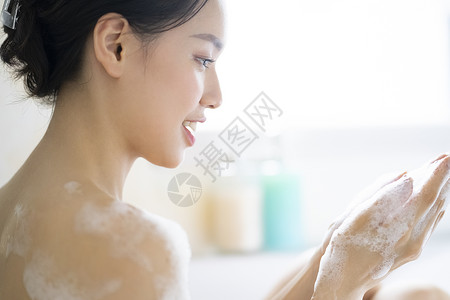 洗澡的女性宾馆高清图片素材