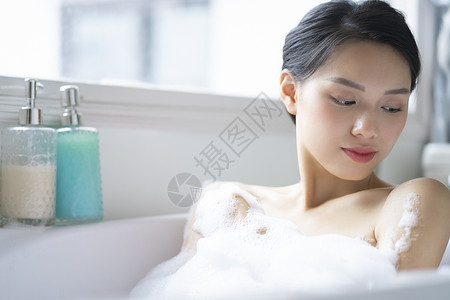 洗澡的女性好皮肤高清图片素材