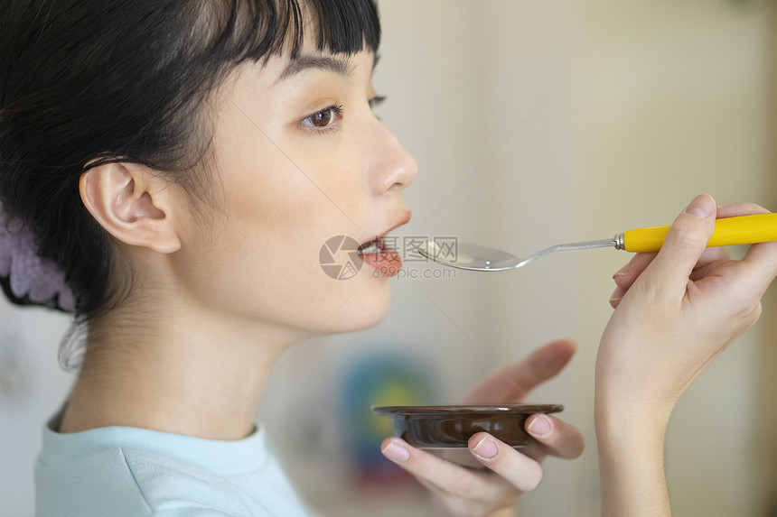 居家烹饪美食的可爱女孩图片