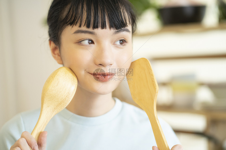 居家烹饪美食的可爱女孩图片