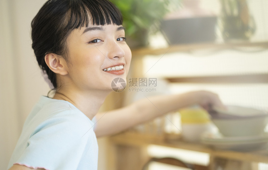 居家烹饪美食的可爱女孩图片