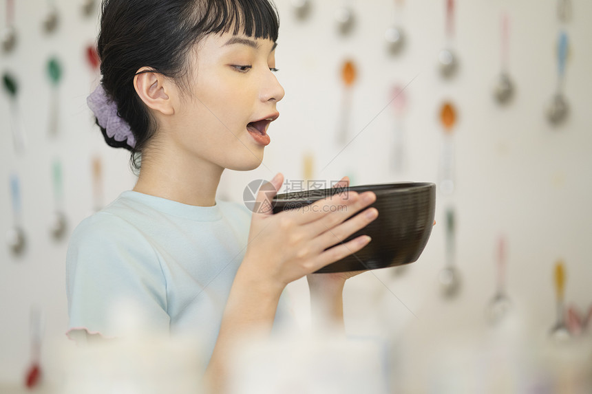 居家烹饪美食的可爱女孩图片