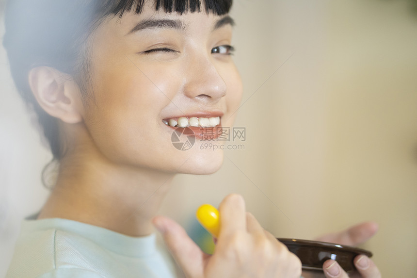 居家烹饪品尝美食的齐刘海女孩图片