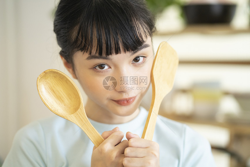 居家烹饪品尝美食的齐刘海女孩图片
