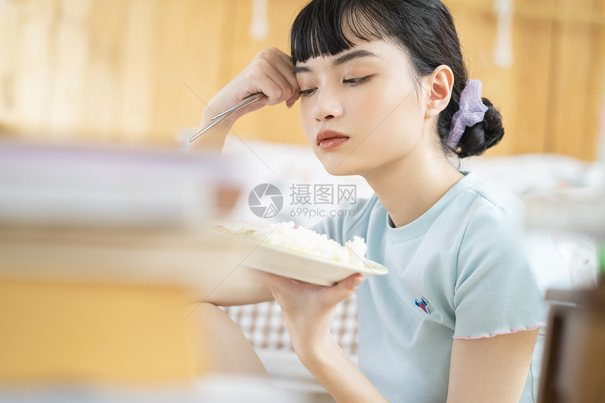 居家烹饪品尝美食的齐刘海女孩图片