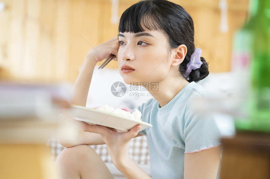 居家烹饪品尝美食的齐刘海女孩图片