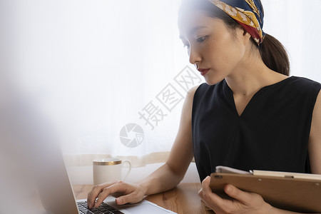 工作的商务女性笔记本电脑高清图片素材